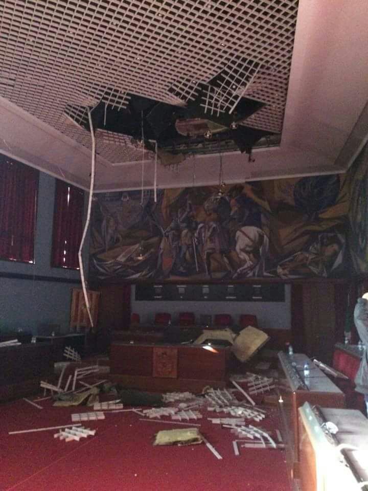 Crolla il soffitto della sala consiliare del Comune di Catanzaro: la causa sarebbe da collegare ad alcune infiltrazioni