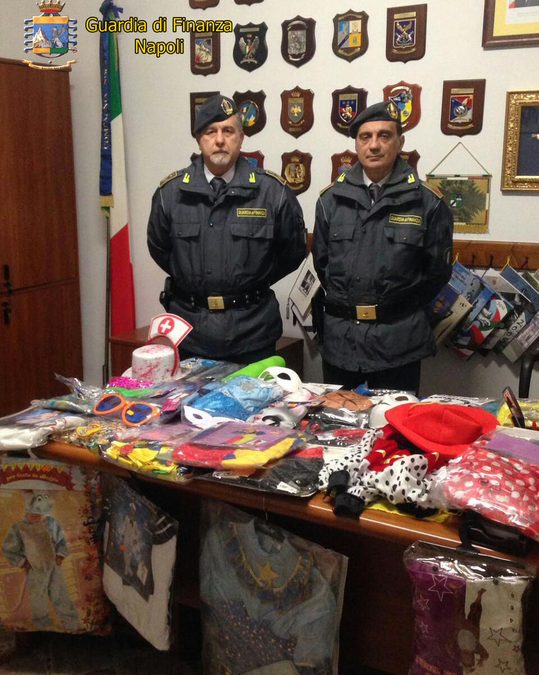 Napoli, sequestrati 190 mila vestiti Carnevale non conformi