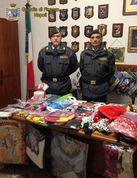 Napoli, sequestrati 190 mila vestiti Carnevale non conformi