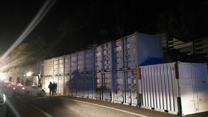 Frana sulla statale 107, posizionati i containerLa circolazione potrà riprendere entro sabato