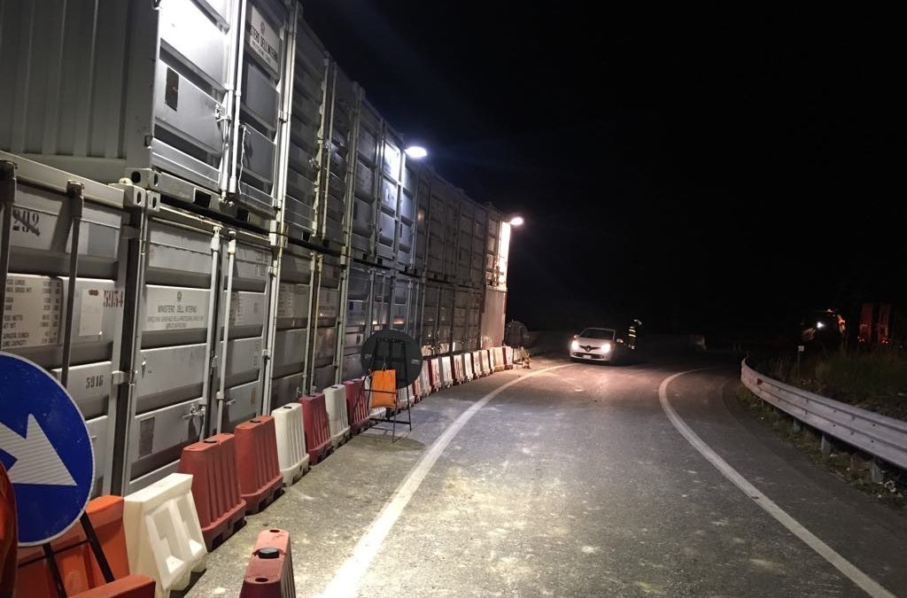 Il transito delle auto nella zona della frana