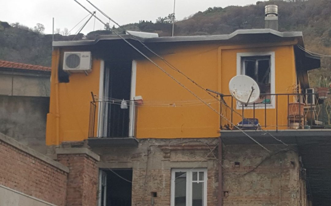 L'abitazione distrutta dalle fiamme