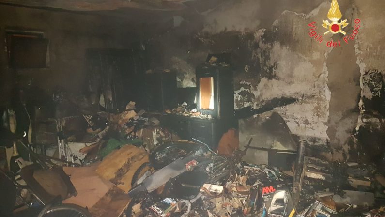 Incendio nel deposito di un palazzo a CatanzaroNotte di panico in pieno centro, indagini su cause