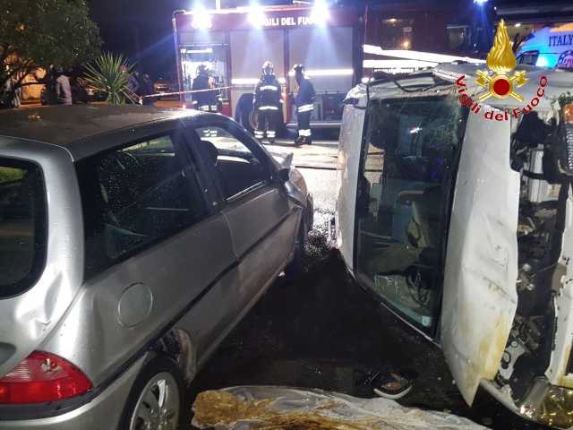 Giovane sbanda e si ribalta con l'auto nel Reggino&nbsp;Morta ragazza di 28 anni. Paura per presenza Gpl