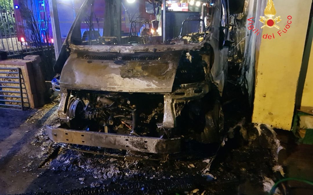 Il camper distrutto dalle fiamme
