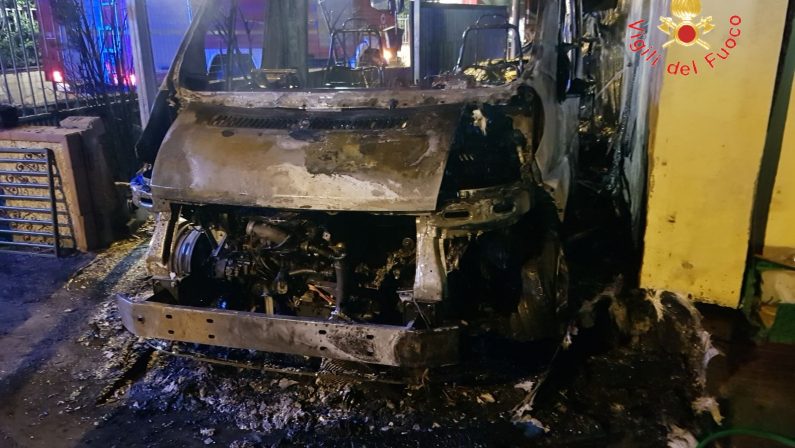 Notte di paura a Lamezia, diversi incendi a CapizzaglieCoinvolte autovetture, scooter e un camper: indagini