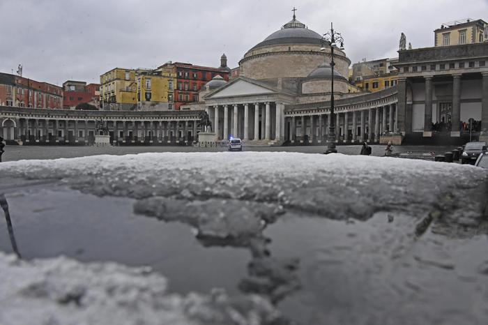 Neve a Napoli, Vesuvio imbiancato: scuole chiuse in tutta la Campania