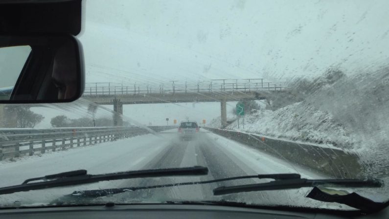 Nevica ancora in Calabria, non si placa il maltempoA Crotone un campo tenda per i senza tetto