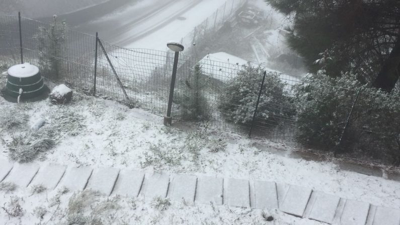 Maltempo, disagi in Calabria tra neve e pioggiaFiocchi bianchi arrivati anche a basse quote