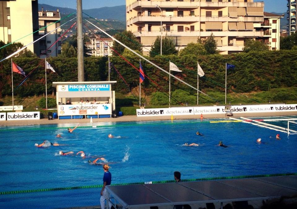Una partita della squadra di pallanuoto femminile nella piscina di Cosenza (foto Teresa Buffone da facebook)