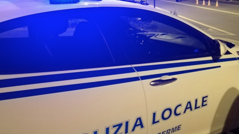 Ubriaco mostra i genitali durante una fiera: salvato dal linciaggio