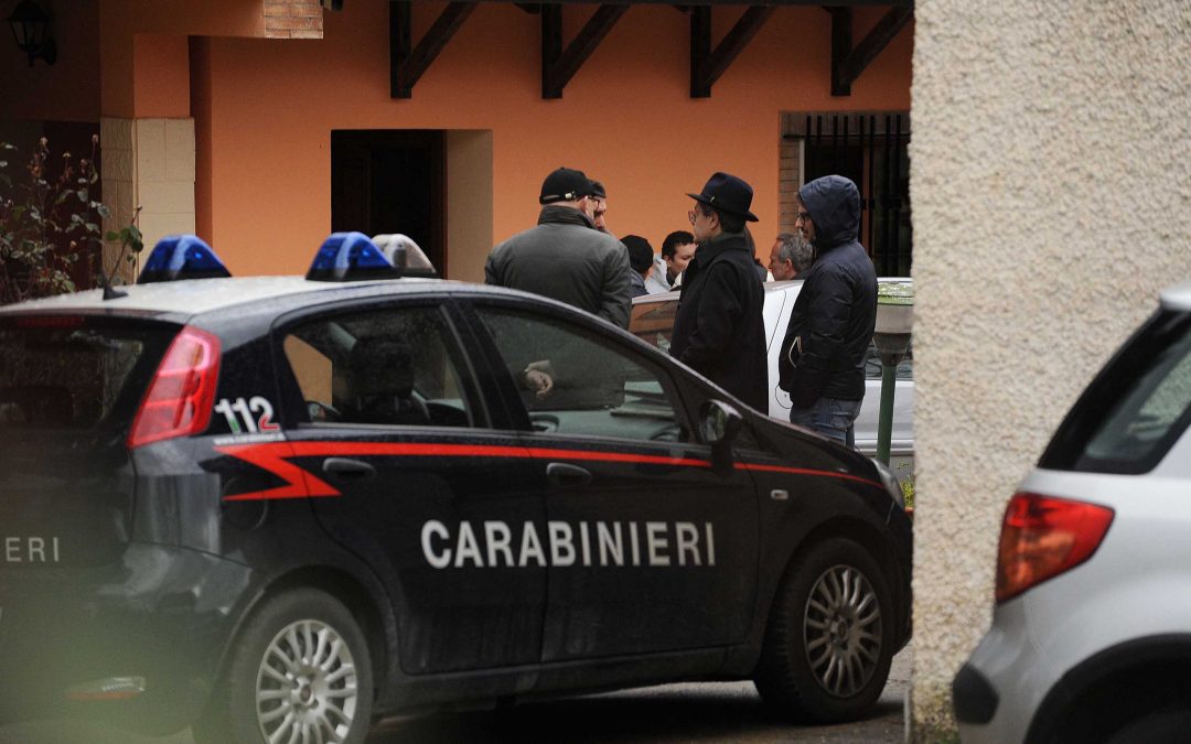Il procuratore Spagnuolo davanti la villetta