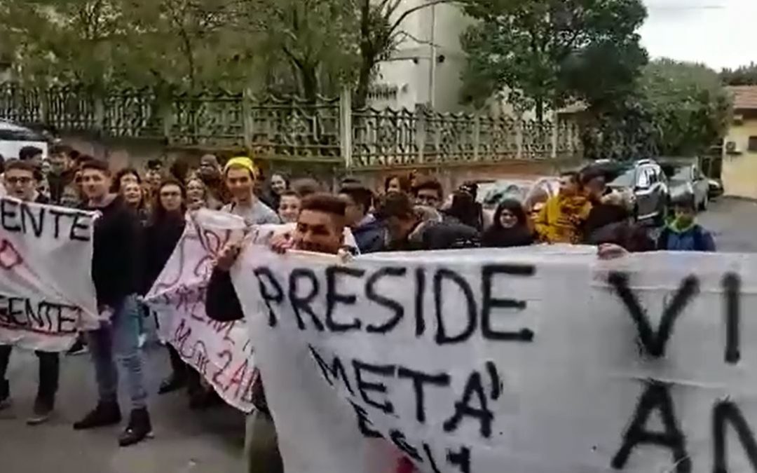 VIDEO – La protesta degli studenti di Falerna per la rimozione del loro dirigente scolastico
