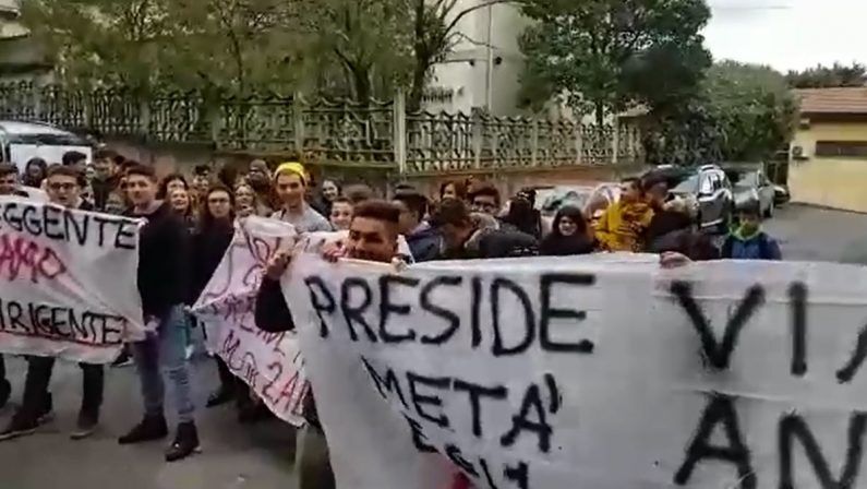 VIDEO - La protesta degli studenti di Falerna per la rimozione del loro dirigente scolastico