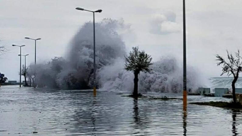 Maltempo in Calabria, danni alle strutture sulla costa  Allagamenti nei centri del tirreno cosentino e del lametino