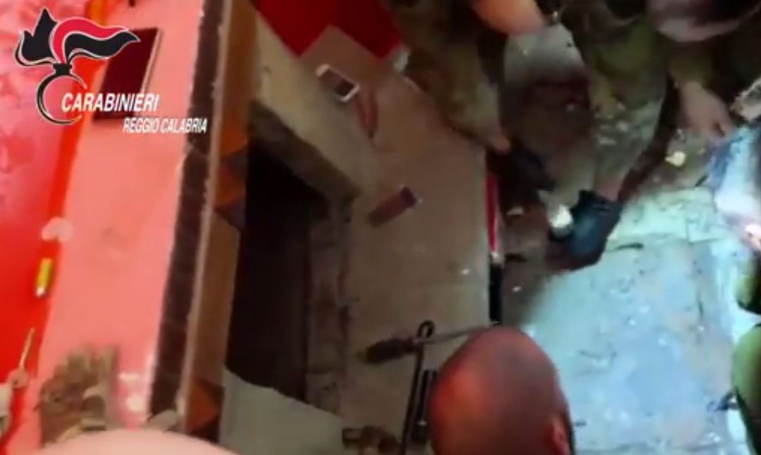 VIDEO – Scoperti 3 bunker in provincia di Reggio Calabria  Le immagini dei rilievi sul posto dei carabinieri