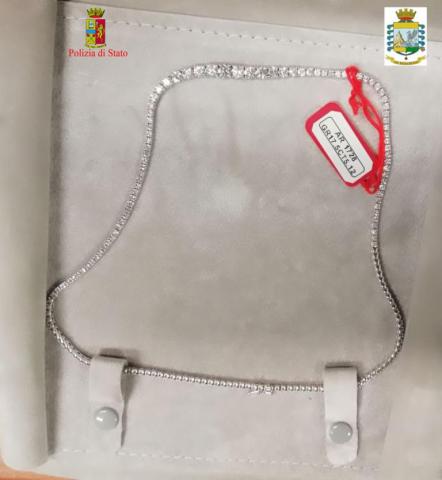 La collana di diamante sequestrata a Reggio
