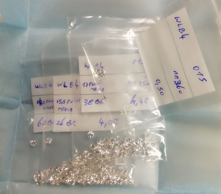 Una confezione di diamanti sequestrata a Reggio Calabria