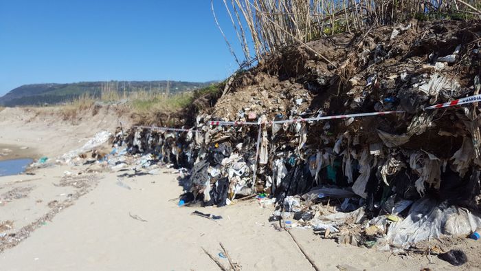 Discarica abusiva scoperta sulla costa nel ViboneseSequestrata l'intera area nei pressi del fiume Angitola