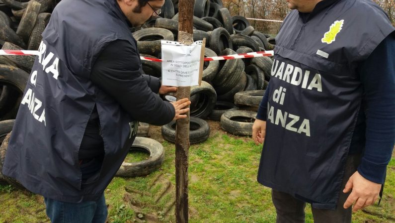 Scoperta discarica abusiva in provincia di CosenzaOltre 6 tonnellate di rifiuti speciali ammassati in un terreno