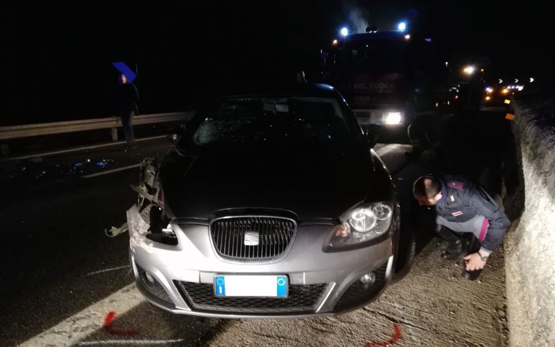 I primi rilievi della polizia sul luogo dell'incidente mortale lungo il Raccordo autostradale
