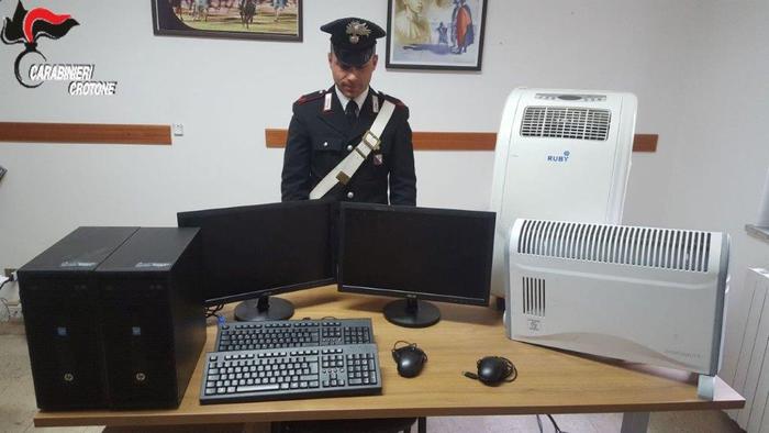 Droga e refurtiva in casa, arrestato un 23enneRestituiti i computer trovati ai legittimi proprietari
