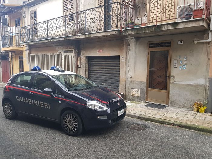 Donna si barrica in casa e minaccia di farla esplodereI carabinieri riportano la calma, intervento dei sanitari
