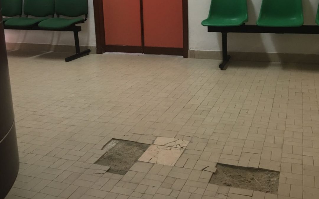 Il pavimento degli ambulatori dell'ospedale di Cetraro