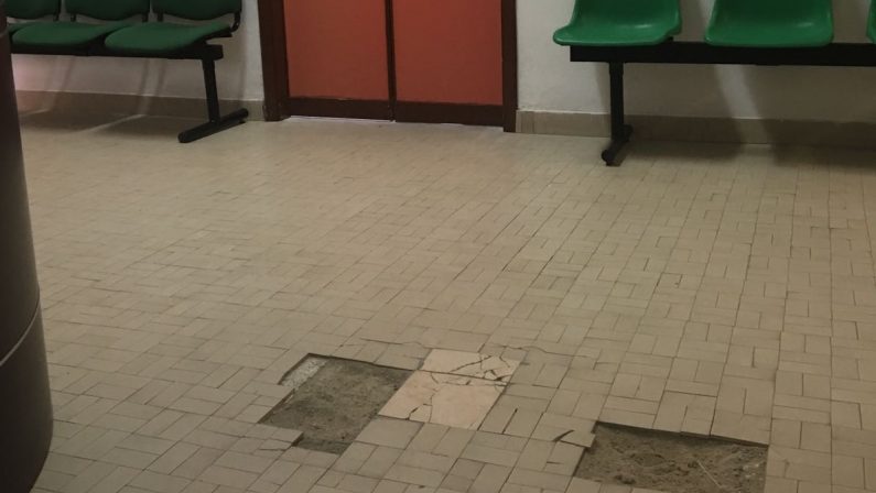 Cetraro, pavimenti sconnessi negli ambulatori dell'ospedaleUna paziente subisce una distorsione in sala d'attesa