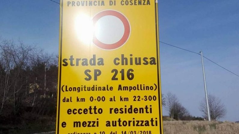 Strada in dissesto, comunità isolate nel CosentinoL'unica via d'accesso è impercorribile e la Provincia la chiude