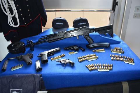 Armi e divise sequestrate a Cosenza