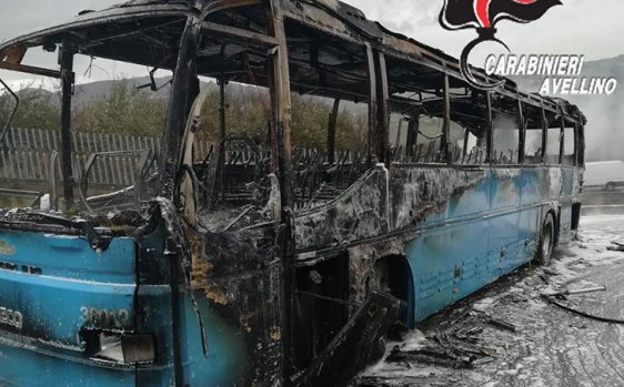 Autobus a fuoco in irpinia: 20 passeggeri scappano e si salvano