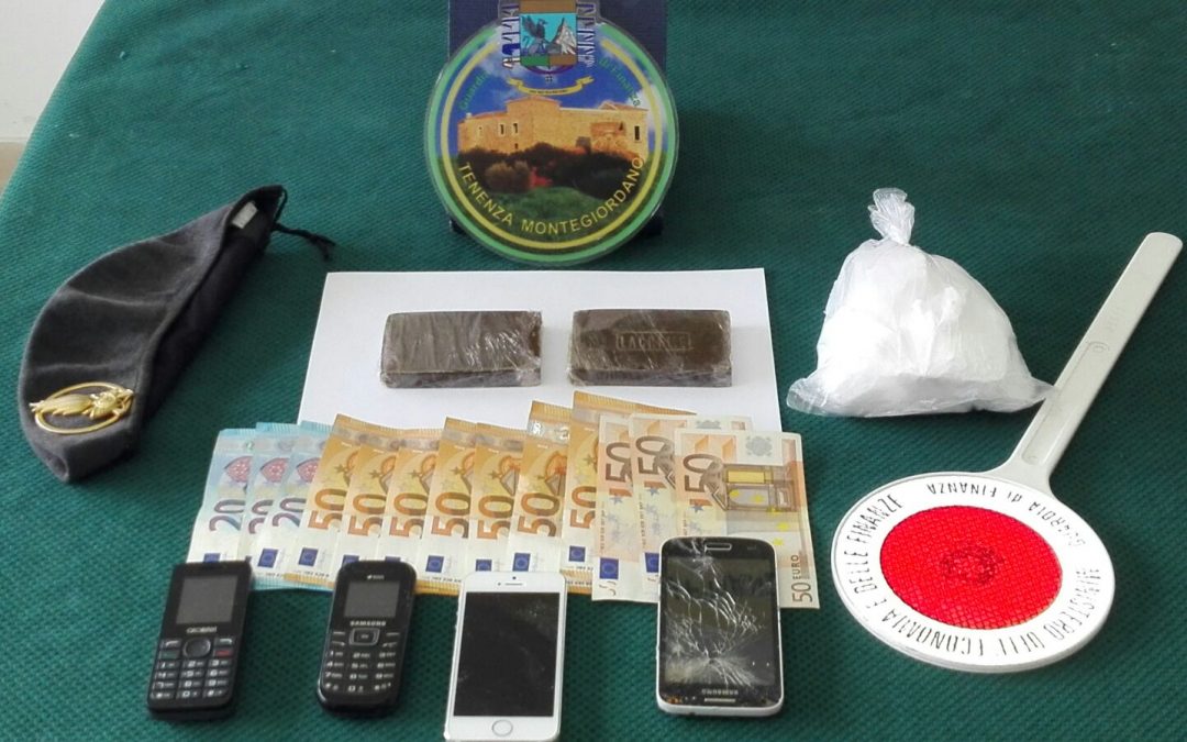 Il materiale e la droga sequestrati