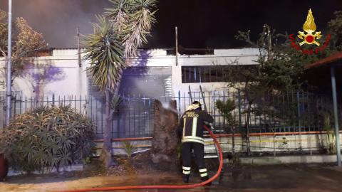 Incendio di un capannone a Crotone