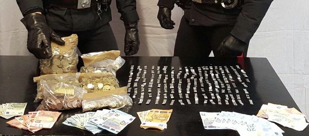 La droga e i soldi sequestrati dai carabinieri