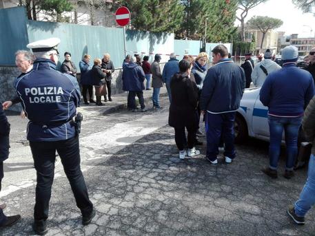 Donna uccisa davanti a una scuola nel napoletano: è caccia al marito