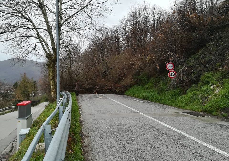 Campania, allerta maltempo:in Irpinia frana strada, a Napoli stop collegamenti