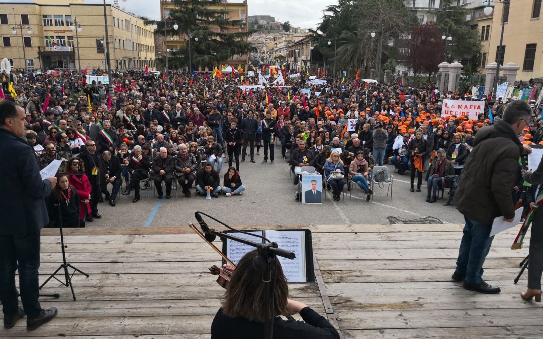VIDEO – Libera in piazza contro la ‘ndrangheta: la lettura dei nomi delle vittime di mafia