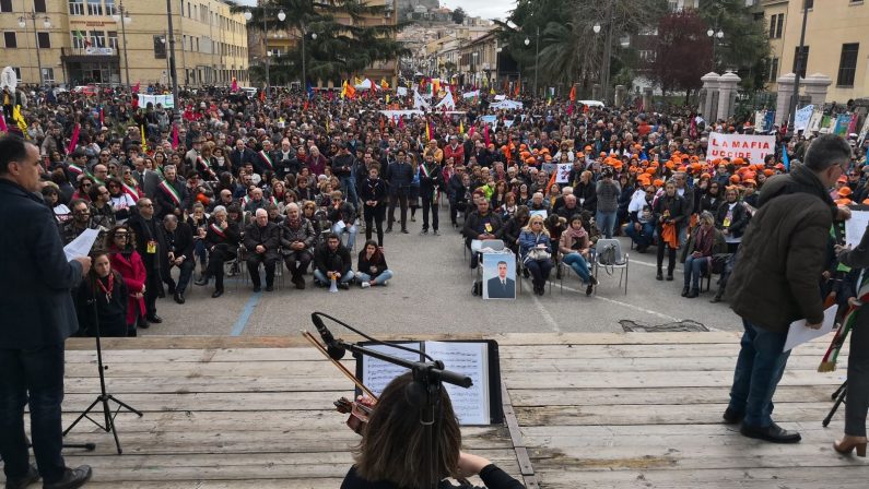 VIDEO - Libera in piazza contro la 'ndrangheta: la lettura dei nomi delle vittime di mafia