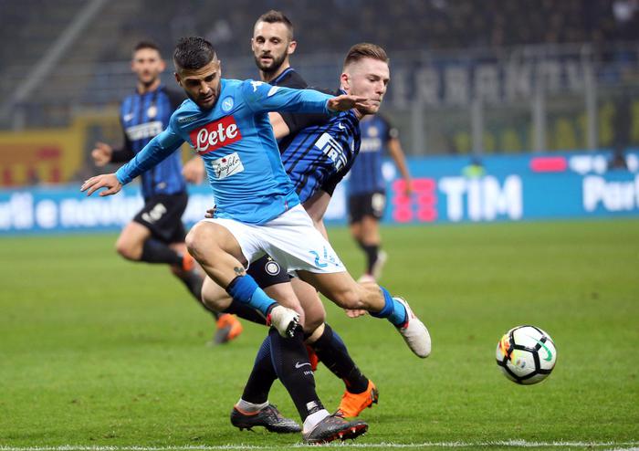 Seria A, il Napoli vince contro il Genova e si porta a -2 dalla Juventus