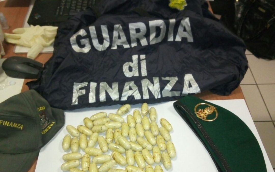 Gli ovuli di eroina sequestrati