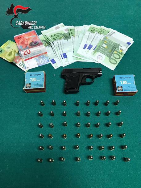 Pistola e munizioni in casa, arrestato nel ViboneseEra tornato dalla Svizzera per le vacanze di Pasqua