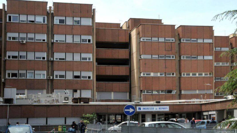 Ospedale di Reggio, i cartoni al posto del gesso«Come una struttura da campo in tempo di guerra»