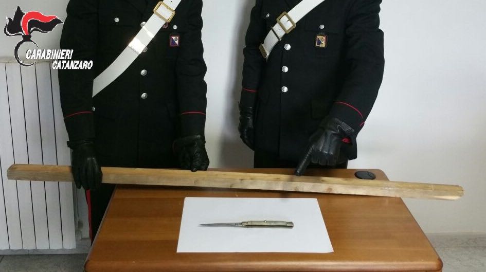 Il bastone e il coltello sequestrati