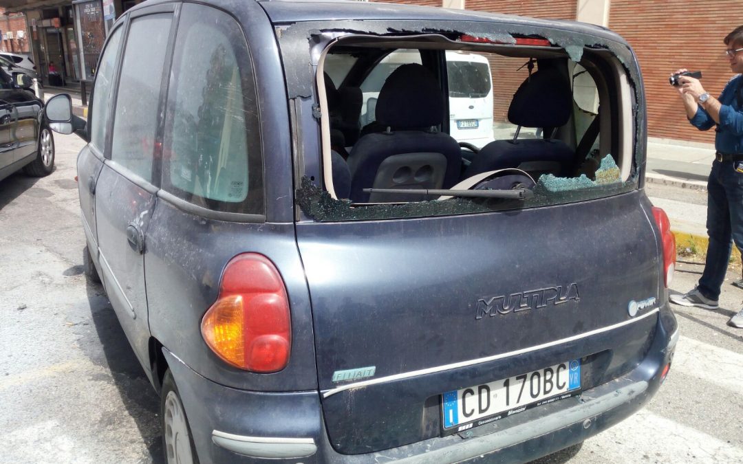 L'auto dei docenti danneggiata dai tifosi del Catania