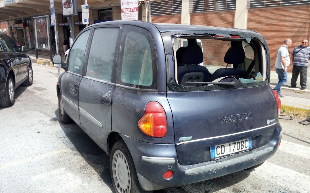 L'auto danneggiata e parcheggiata alla stazione di Lamezia Terme