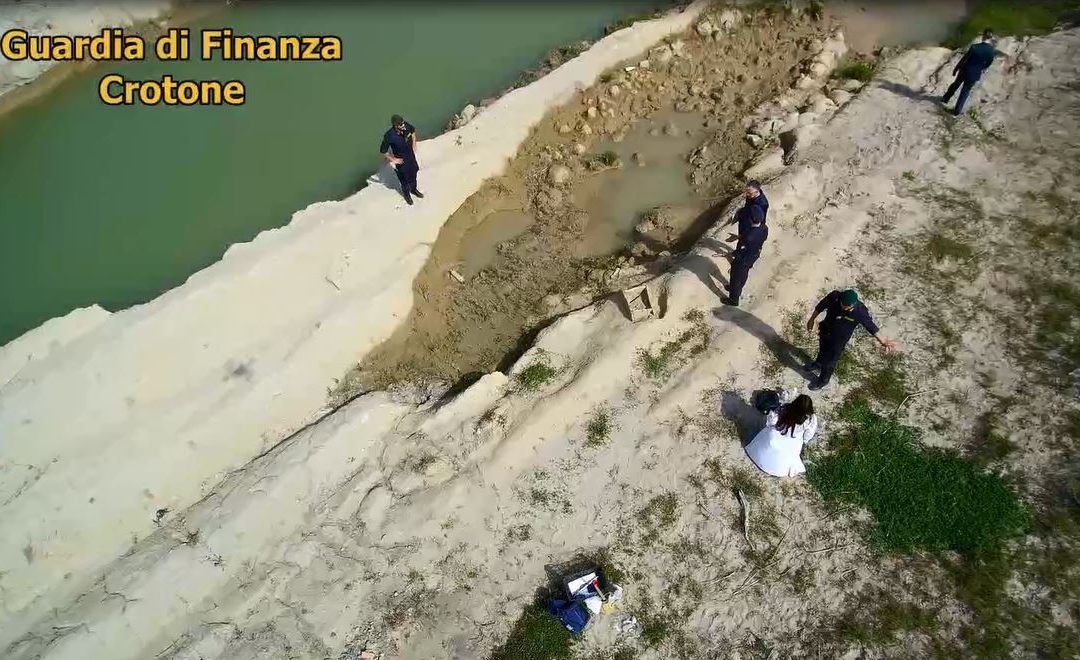 VIDEO – I primi scavi dopo la scoperta della tomba dell’età del Bronzo avvenuta a Crotone