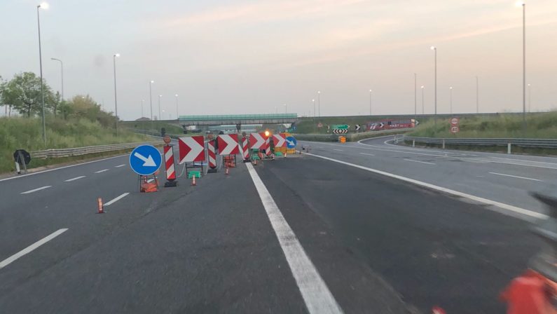 Mezzo pesante di traverso, traffico bloccato sulla A2 in direzione nord