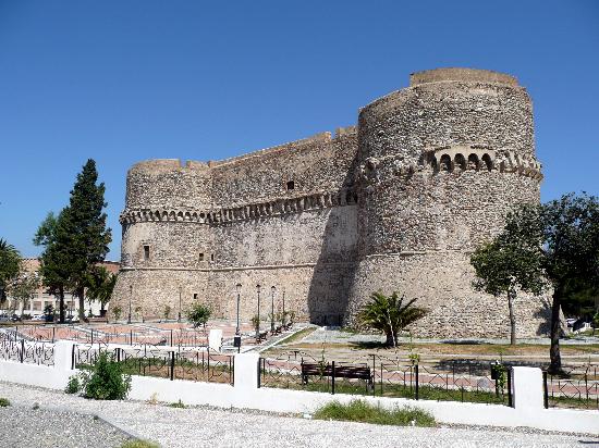 Si introducono di notte all'interno del castello AragoneseArrestate due persone dalla Polizia a Reggio Calabria