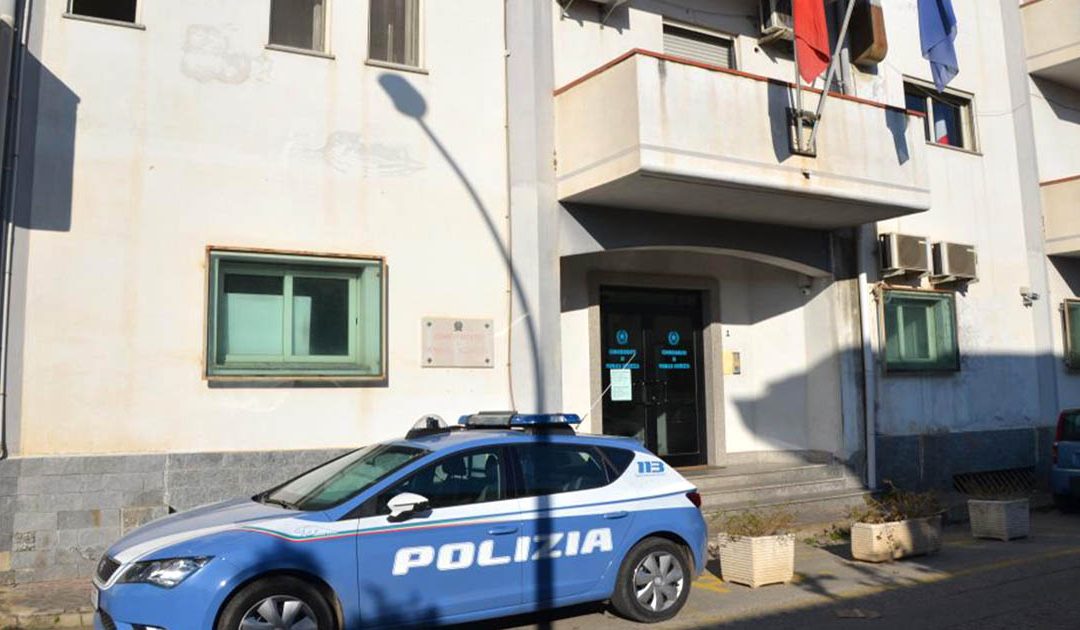 Follia a Gioia Tauro, il suocero spara alla nuora che si getta dal balcone